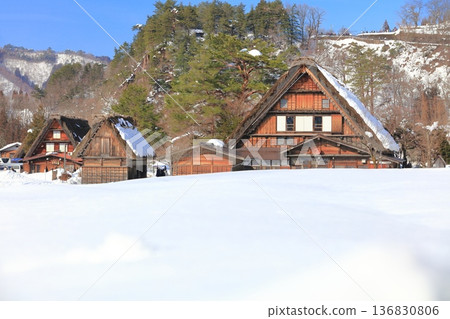 [Gifu Prefecture] Snowy scenery of Shirakawa-go on a clear day (Wada family) 136830806
