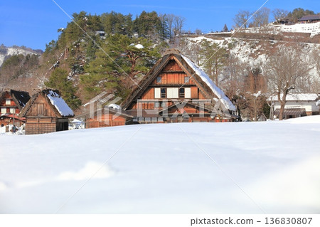 [Gifu Prefecture] Snowy scenery of Shirakawa-go on a clear day (Wada family) 136830807