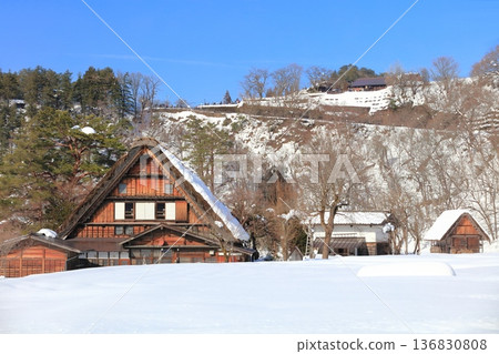 [Gifu Prefecture] Snowy scenery of Shirakawa-go on a clear day (Wada family) 136830808