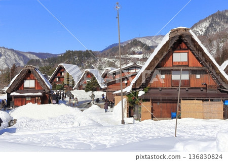 [Gifu Prefecture] Snow-covered Shirakawa-go on a clear day 136830824