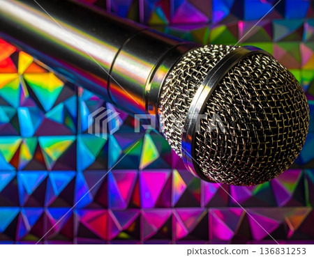 閃亮的麥克風紋理，映襯著絢麗的彩虹背景 136831253