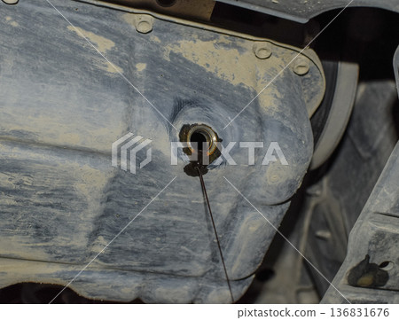 Drain the old oil from the engine through the drain plug Drain the old oil from the engine through the drain plug 136831676