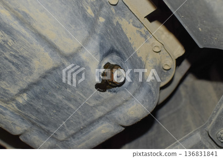 Drain the old oil from the engine through the drain plug Drain the old oil from the engine through the drain plug 136831841
