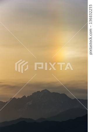 劍山輪廓和閃亮的狗腿_垂直 136832255