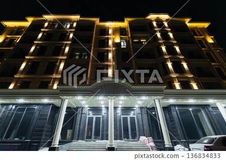撒馬爾罕夜景,一棟興建中公寓大樓 撒馬爾罕夜景,一棟興建中公寓大樓 136834833