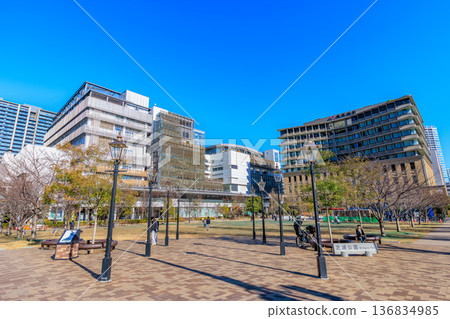 東京都港區芝浦的芝浦公園和芝濱小學 136834985