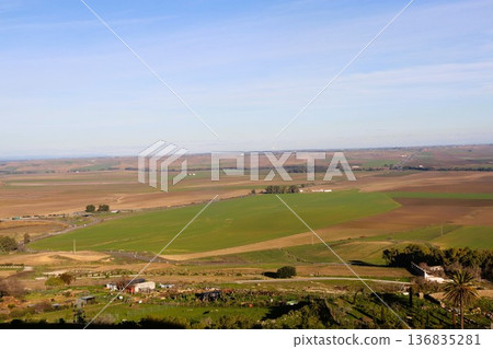 從西班牙安達盧西亞卡莫納山頂的國營旅館（Parador）眺望鄉村景色 136835281