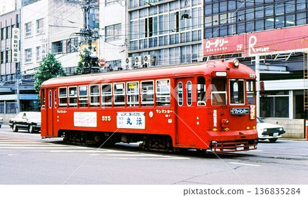 1992年名鐵岐阜市線570系列車，攝於岐阜縣新岐阜站前，檔案照片 136835284
