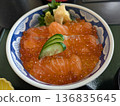新鮮美味的鮭魚佐鮭魚籽飯 136835645