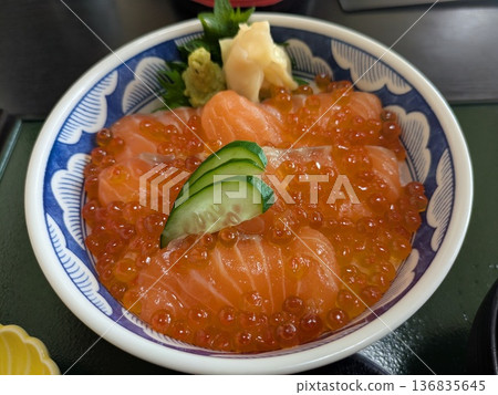 新鮮美味的鮭魚佐鮭魚籽飯 新鮮美味的鮭魚佐鮭魚籽飯 136835645