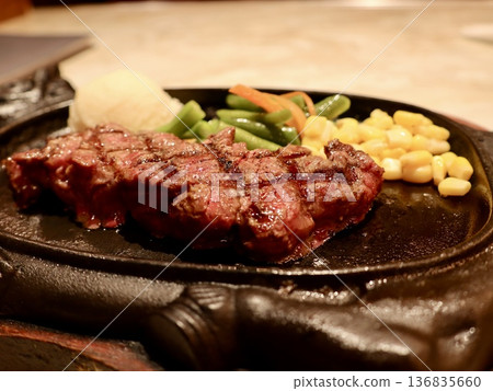 沖繩著名餐廳提供精選稀有紅肉牛排鐵板燒。不同角度切制。照片可用於旅遊、廣告和宣傳用途。 沖繩著名餐廳提供精選稀有紅肉牛排鐵板燒。不同角度切制。照片可用於旅遊、廣告和宣傳用途。 136835660