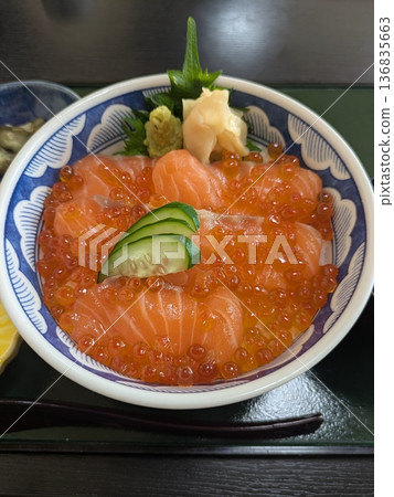 新鮮美味的鮭魚佐鮭魚籽飯 136835663