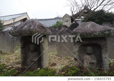 在奈良的甘果寺石佛 在奈良的甘果寺石佛 136835795