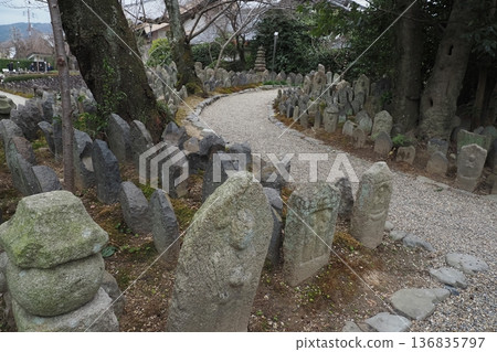 在奈良的甘果寺石佛 136835797