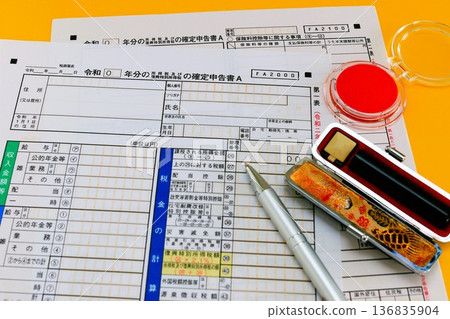 稅務申報表和印章 136835904