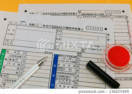 稅務申報表和印章 稅務申報表和印章 136835909