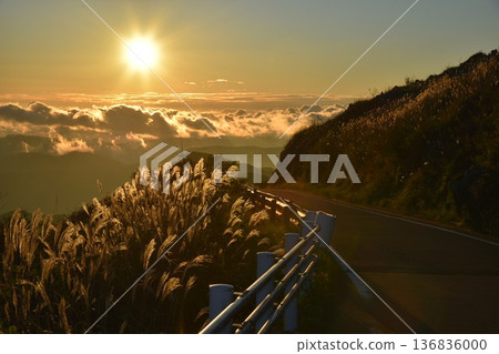 The sun setting over the sea of clouds - Shikoku Karst The sun setting over the sea of clouds - Shikoku Karst 136836000