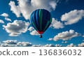 藍天和飛翔的熱氣球 136836032