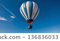 藍天和飛翔的熱氣球 136836033
