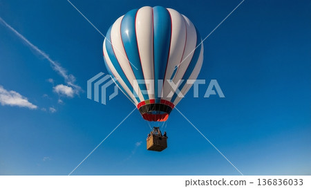 藍天和飛翔的熱氣球 136836033