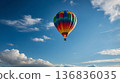 藍天和飛翔的熱氣球 136836035