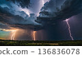 天空雷聲隆隆。 136836078