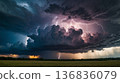 天空雷聲隆隆。 136836079