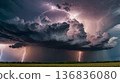 天空雷聲隆隆。 136836080