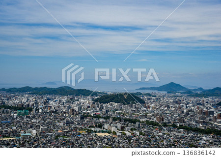 從淡路加峠眺望松山市 從淡路加峠眺望松山市 136836142