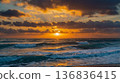 在海上日落 136836415
