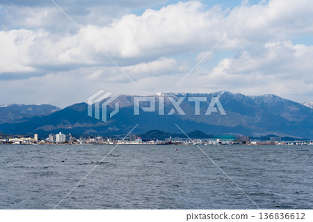 琵琶湖及其西部上空的冬日天空 136836612