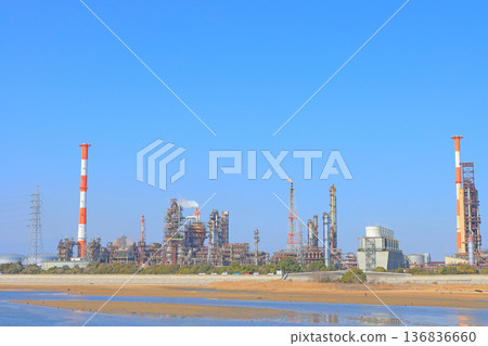 A view of a petrochemical complex with many factory facilities in Yokkaichi City, Mie Prefecture A view of a petrochemical complex with many factory facilities in Yokkaichi City, Mie Prefecture 136836660
