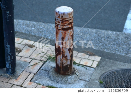 十字路口的交通管制桿 136836709