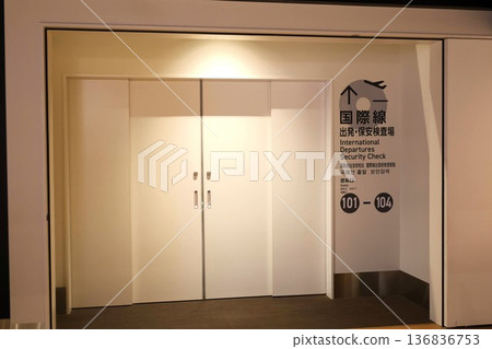 機場國際登機口，大門緊閉 136836753