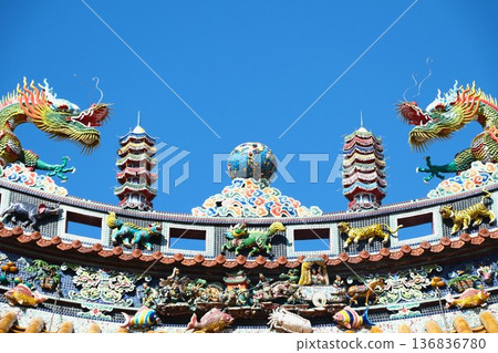 龍與吉祥神獸在空中飛翔。橫濱中華街的能量景點景色。 龍與吉祥神獸在空中飛翔。橫濱中華街的能量景點景色。 136836780