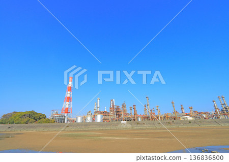 A view of a petrochemical complex with many factory facilities in Yokkaichi City, Mie Prefecture A view of a petrochemical complex with many factory facilities in Yokkaichi City, Mie Prefecture 136836800