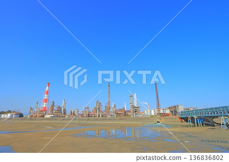 A view of a petrochemical complex with many factory facilities in Yokkaichi City, Mie Prefecture 136836802