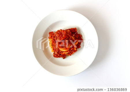 白色背景上的博洛尼亞肉醬寬面，俯視圖 136836869