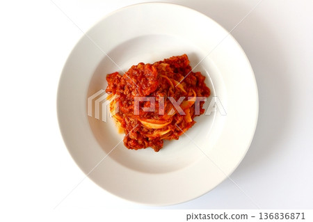 白色背景上的博洛尼亞肉醬寬面，俯視圖 136836871