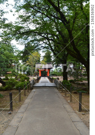 The Four-legged Gate (Red Gate) seen from inside the temple grounds (Erinji Temple, Enzangoyashiki, Koshu City, Yamanashi Prefecture) The Four-legged Gate (Red Gate) seen from inside the temple grounds (Erinji Temple, Enzangoyashiki, Koshu City, Yamanashi Prefecture) 136836902