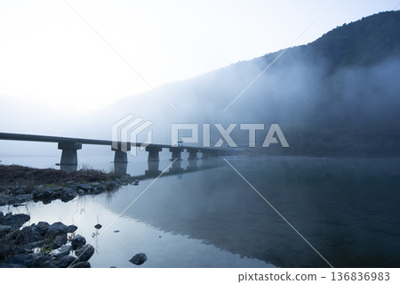 霧氣瀰漫的清晨，仁淀川上的片岡水下橋 136836983