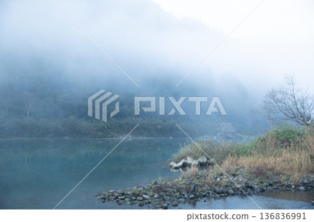 霧濛濛的清晨,仁淀川的景色 霧濛濛的清晨,仁淀川的景色 136836991