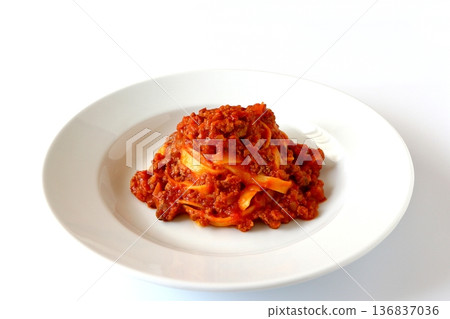 白色背景上的博洛尼亞肉醬寬麵 136837036