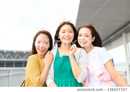 三位朋友在車站微笑 ■攝影合作:關西國際機場(KIX) 三位朋友在車站微笑 ■攝影合作:關西國際機場(KIX) 136837107