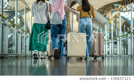 三位旅客正在機場行走 ■攝影合作：關西國際機場（KIX） 136837121