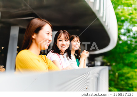 三個女人在戶外大笑 三個女人在戶外大笑 136837125