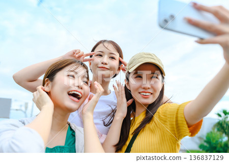 Selfie of a trio of girls ■Photography cooperation: Kansai International Airport (KIX) Selfie of a trio of girls ■Photography cooperation: Kansai International Airport (KIX) 136837129