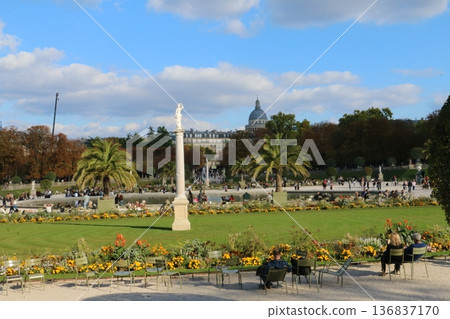 Luxembourg Gardens, the symbol of the Saint-Germain district 136837170