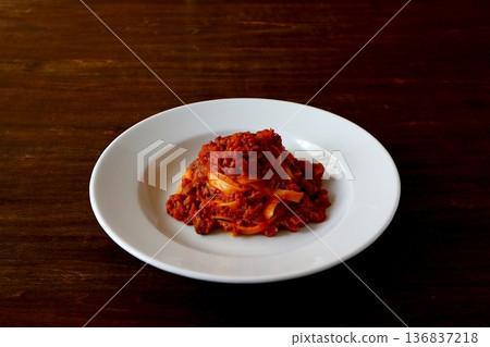 餐桌背景放著肉醬義大利寬麵 136837218