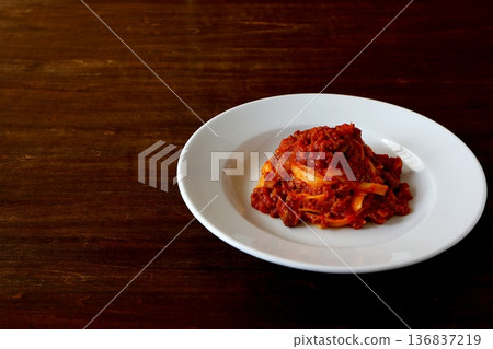 餐桌背景放著肉醬義大利寬麵 136837219